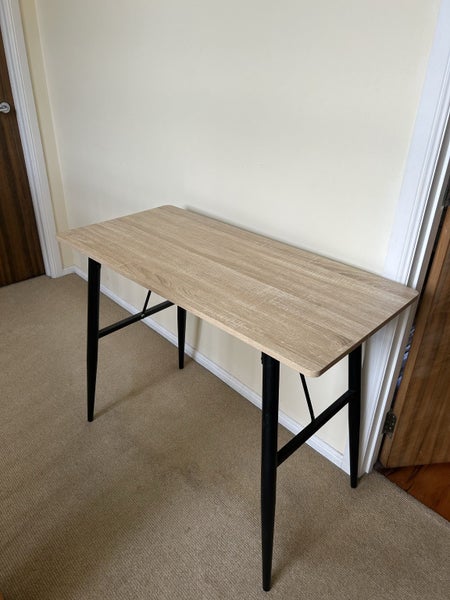 Medium sized desk - Wood & black metal legs Carousel 1