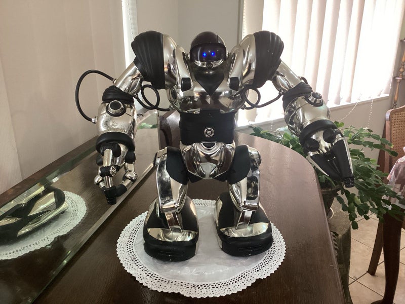 Vintage Robosapien X model with remote not working properly Carousel 2
