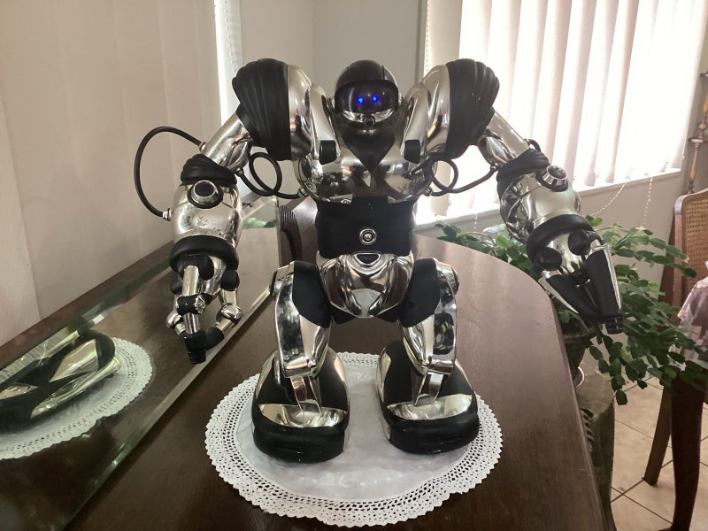 Vintage Robosapien X model with remote not working properly Carousel 1