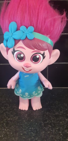 DreamWorks Trolls World Poppy Doll Carousel 1
