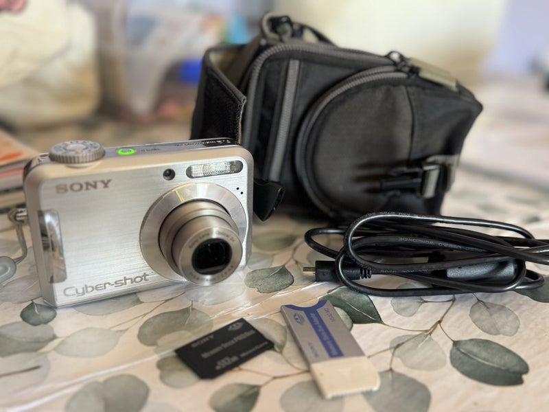 Sony Cybershot 7.2 megapixel camera Carousel 1