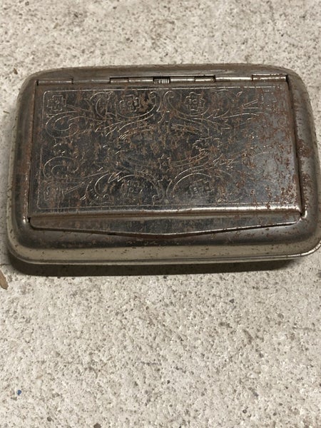 Vintage tabacco tin- with vintage Tobacco Carousel 1