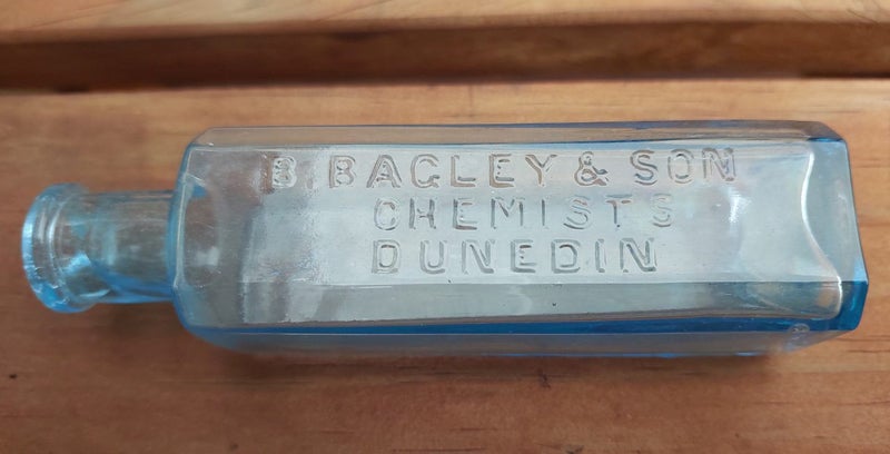B BAGLEY AND SON DUNEDIN CHEMIST BOTTLE Carousel 2
