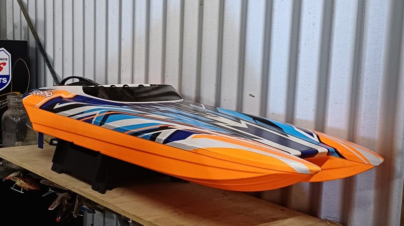 Traxxas RC wide body catamaran Carousel 1