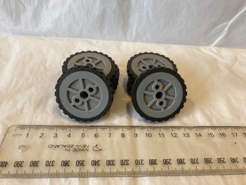 10 K'NEX Hubs / Pulleys with tyres Carousel 1