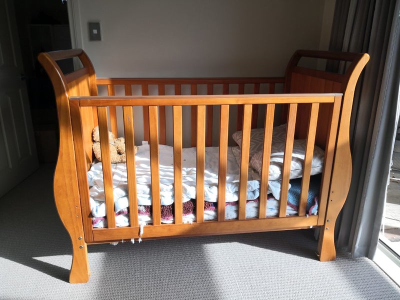 Wooden sleigh cot Carousel 1