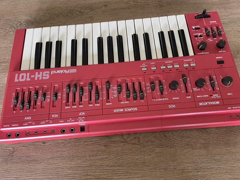 Roland SH-101 Red – Vintage Analog Synth 1980's Carousel 2