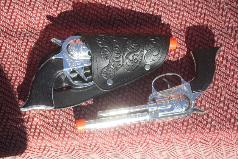 Cowboy Six Shooter pistols Carousel 2
