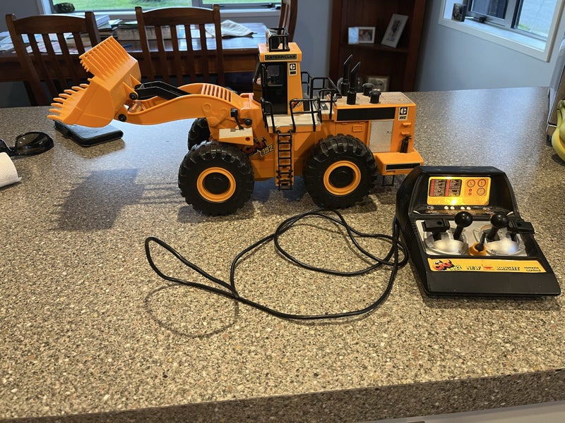 R C 992 cat loader Carousel 1