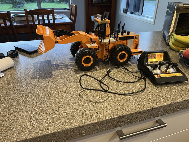 R C 992 cat loader Carousel 2