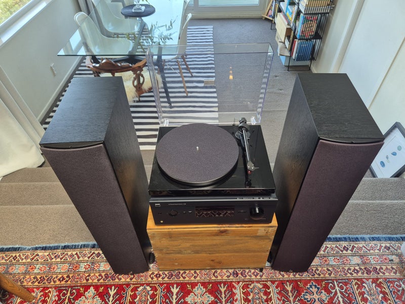 Premium quality stereo / home theatre setup with turntable Carousel 8