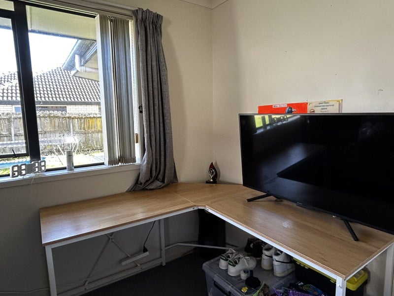 L Shape corner desk Carousel 1
