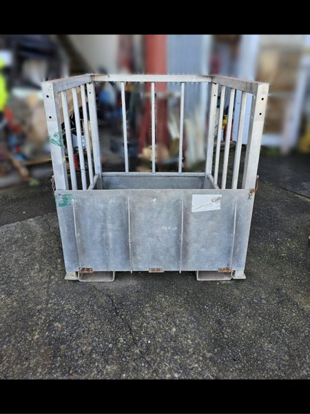 Single man cage Carousel 1