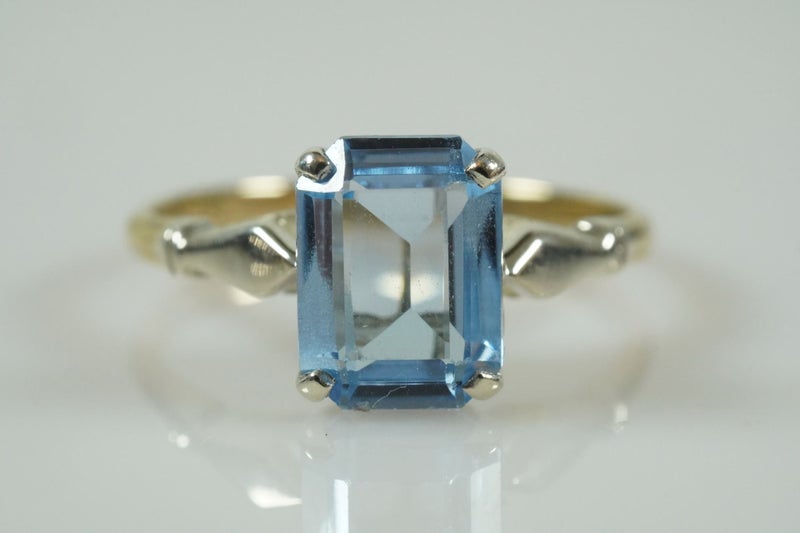 Magnificent ring with emerald cut Blue topaz in 9ct Carousel 1