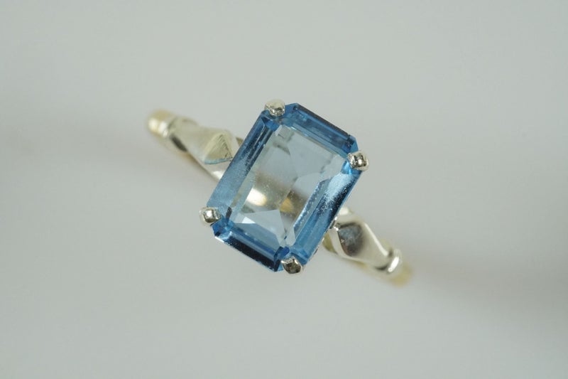 Magnificent ring with emerald cut Blue topaz in 9ct Carousel 2