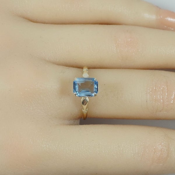 Magnificent ring with emerald cut Blue topaz in 9ct Carousel 7