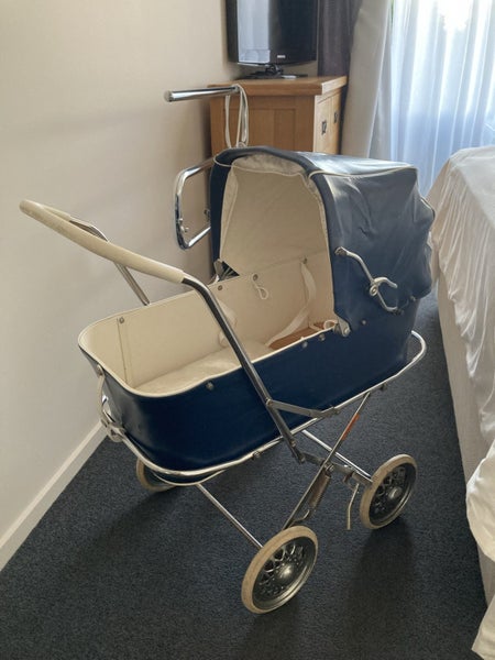 Oxley Dolls Carrycot Pram Carousel 1