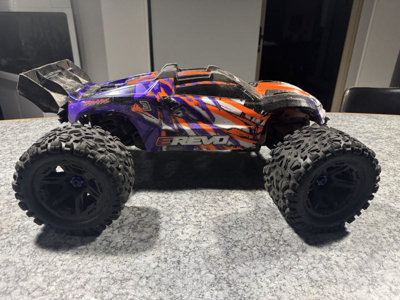 Traxxas E-Revo VXL 2.0 – 1/10 Scale Brushless Monster Truck Carousel 8