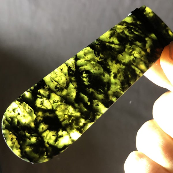 CRAZY 1 DAY AUCTION! 7.9cm High Quality Douglas Pounamu Roimata Pendant Carousel 9