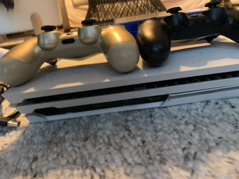 PS4 Pro White 1TB Carousel 4