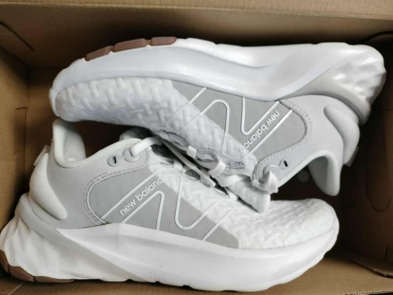 New Balance Women's Fresh Foam Roav V2 Shoe - US 6 [MINOR DEFECT] Carousel 2