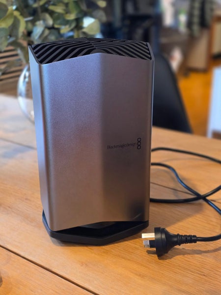 Blackmagic eGPU RX580 – Stunning Performance & Design Carousel 1