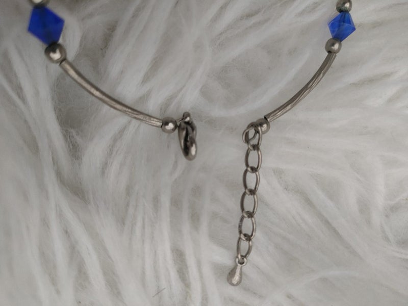 Glass blue bead on wire bracelet Carousel 2