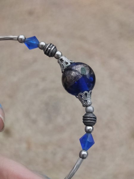 Glass blue bead on wire bracelet Carousel 4