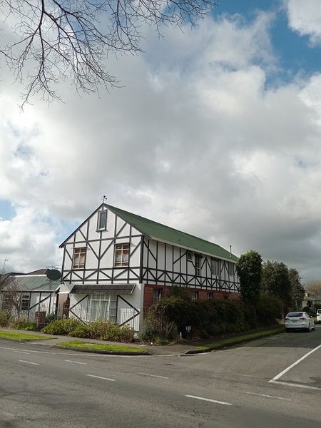 Awapuni, 6+ bedrooms64714274377601110