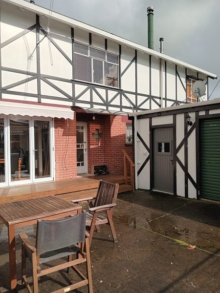 Awapuni, 6+ bedrooms64714274377601112