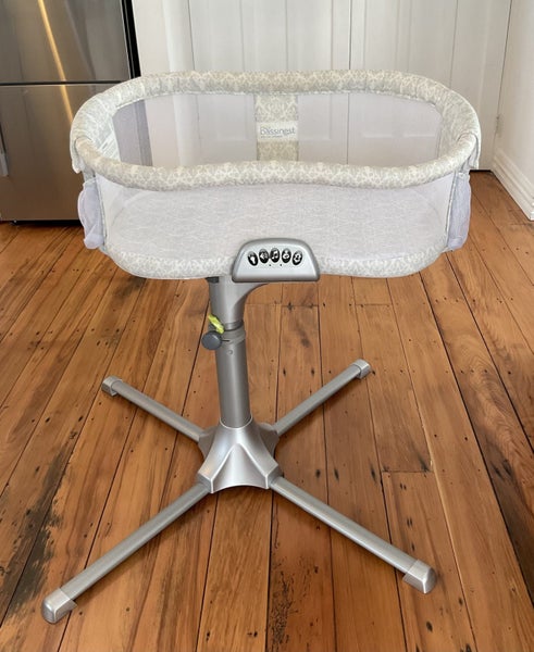 Halo BassiNest Swivel Sleeper Carousel 1