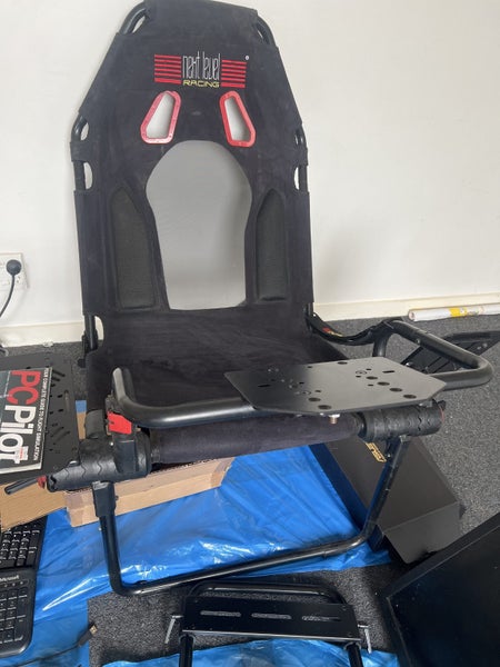 Flight simulator chair, controllers, screens636147992906251112
