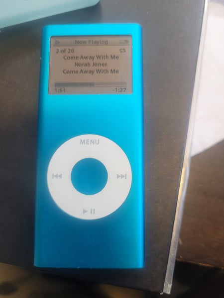 Apple iPod nano 2nd Gen. With charging dock and soft cover Carousel 10