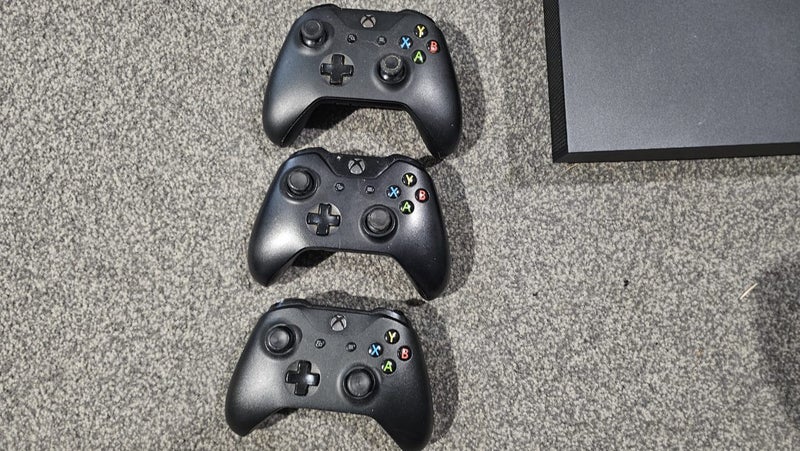 Xbox One X and 3 Controllers Carousel 4
