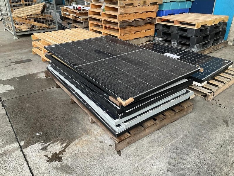 Pallet of Assorted Solar Panels (14 Units) Carousel 2