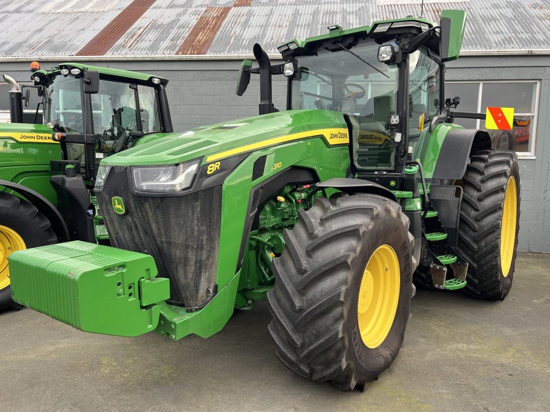 John Deere 8R 310 Carousel 1