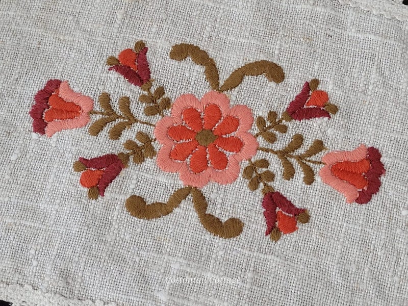 Vintage Doily Table Mat Embroidered Carousel 2