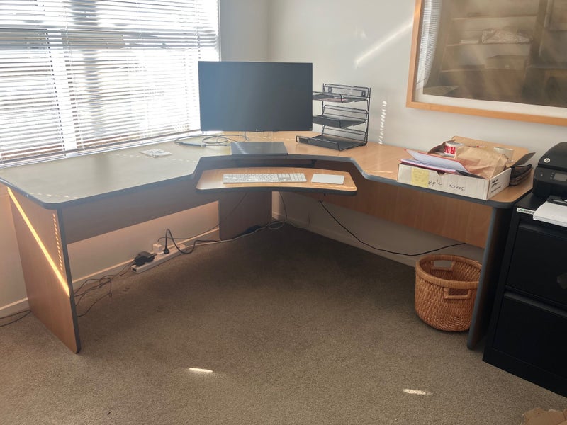 Corner desk, solid and in good condition Carousel 1