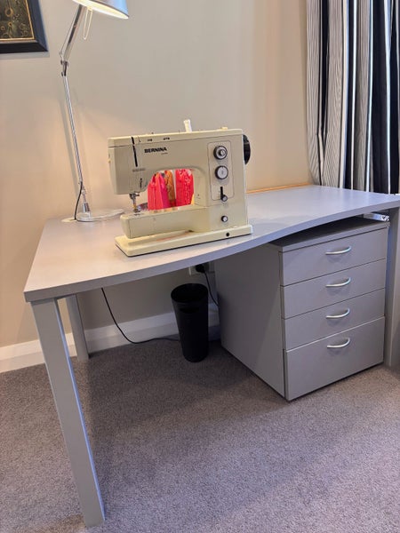 Desk-Modern good quality for home or office. Can be disassembled. Carousel 1