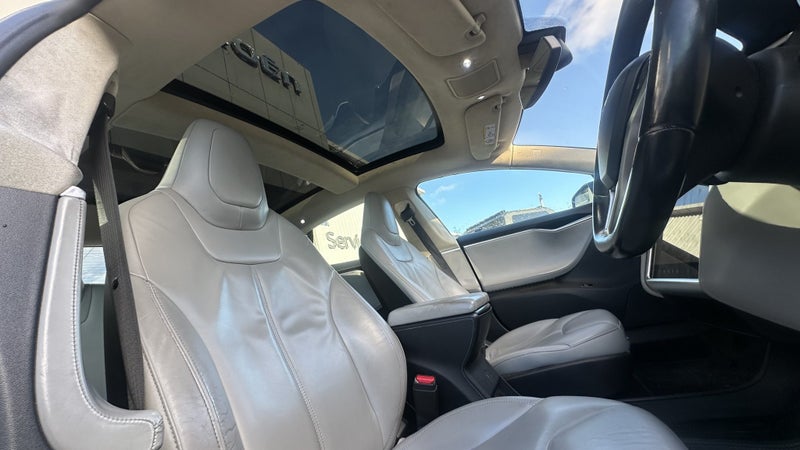 2015 Tesla Model S P8563612884054657112