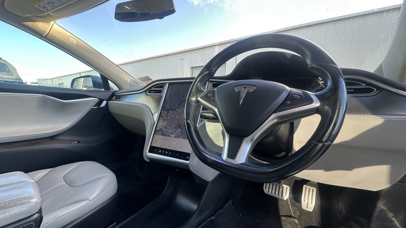 2015 Tesla Model S P8563612884054657113