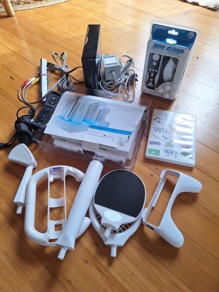 BLACK NINTENDO WII BUNDLE Carousel 1