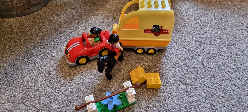 Duplo 10807 - Horse trailer set Carousel 1