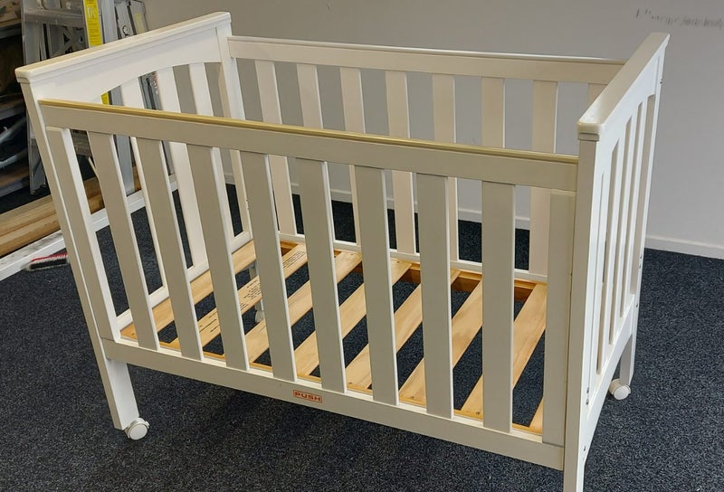 Baby cot Carousel 1