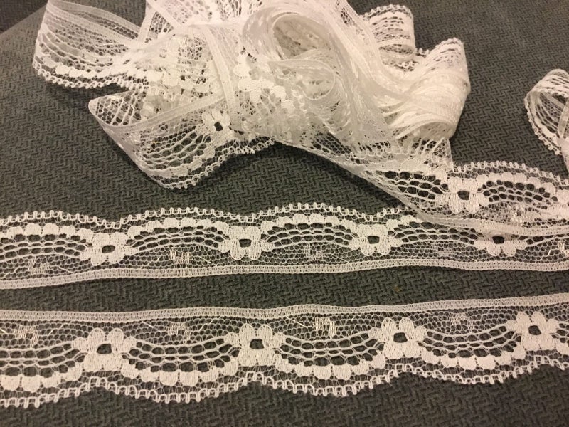 White lace trim - 3m length x 2cm wide Carousel 1