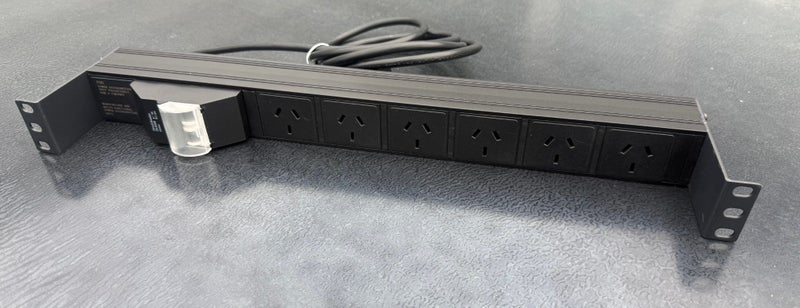 DYNAMIX 6 Outlet 1RU Horizontal Power Rail (10A) Carousel 1