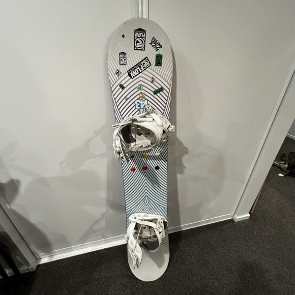 Flow Venus snowboard and bindings Carousel 1