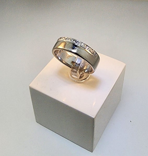 Modern White Gold & Diamond Wedder + Valuation Carousel 2