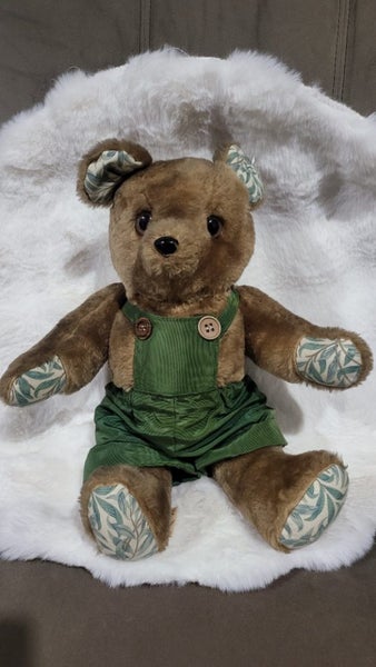 Madrigal Designs Just an old fashion bear-Made In England Carousel 1