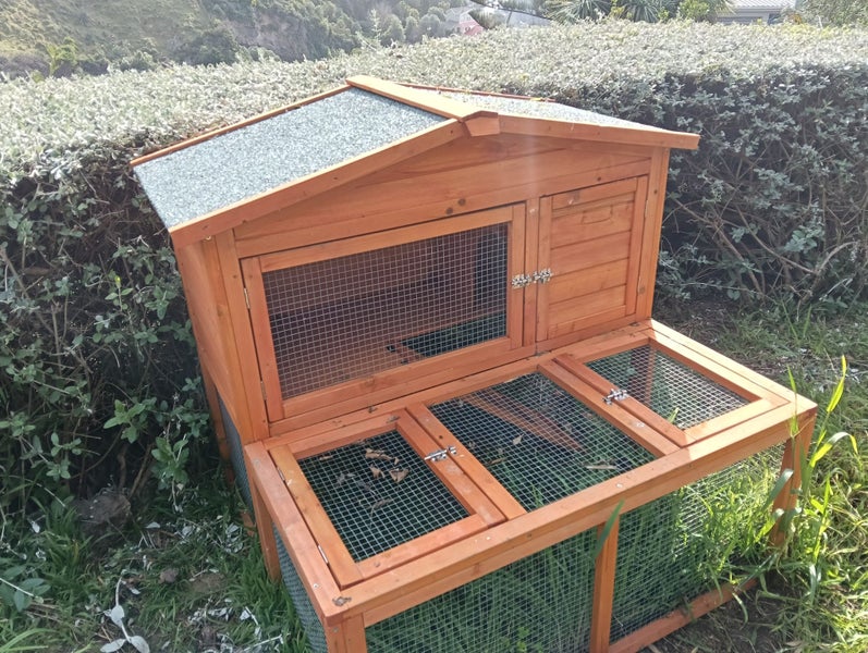 Mitre 10 NEW rabbit or CHICKEN hutch Carousel 1